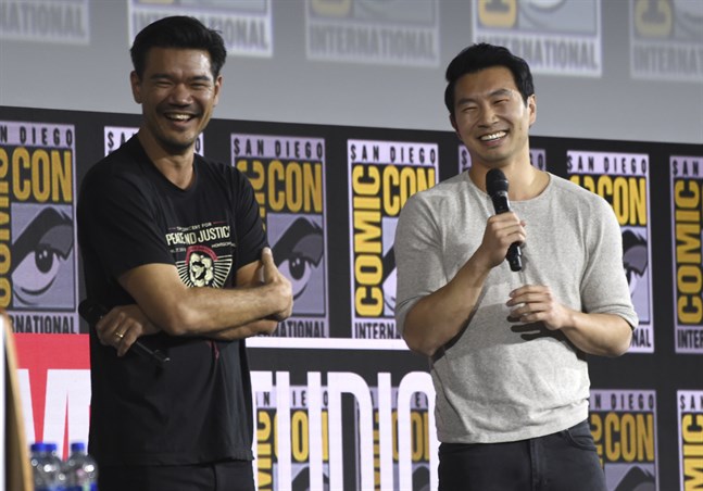 Destin Cretton (till vänster) regisserar "Shang-Chi and the legend of the ten rings". Huvudrollen som Shang-Chi gör Simu Liu (till höger).