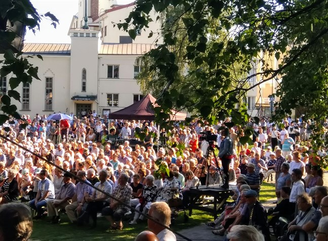 På fredag kväll lär folk samlas i stora skaror i Skolparken, då det bjuds på konserter hela kvällen lång med lokala artister. Bilden är från Jakobs dagars öppning år 2019.
