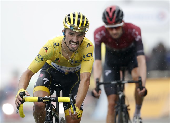 Julian Alaphilippe behåller den gula ledartröjan i Tour de France.