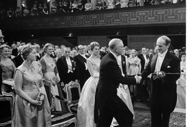 Den franske poeten och diplomaten Saint-John Perse mottar Nobelpriset i litteratur av kung Gustaf VI Adolf i Stockholm 1960. Arkivbild.