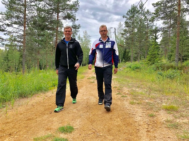 Anders Wahlberg och Rune Bergström har varit med och planerat de nya vandringslederna på Bötombergen.