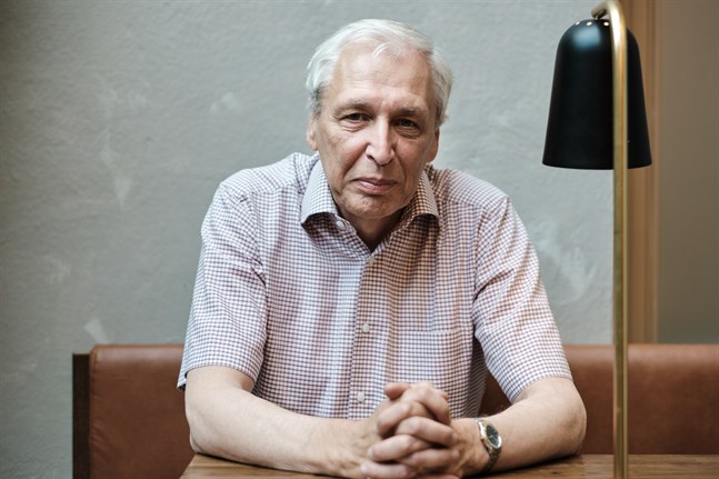 Nils Erik Villstrand är professor emeritus i historia, och dessutom har han rötterna i Purmo. Bland annat där kan man hitta kulturlandskap med inslag av ängslador.