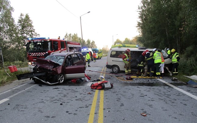 Olyckan inträffade strax före klockan fem på morgonen på väg 694 drygt tio kilometer från Peräseinäjoki i riktning mot Virdois (Virrat).