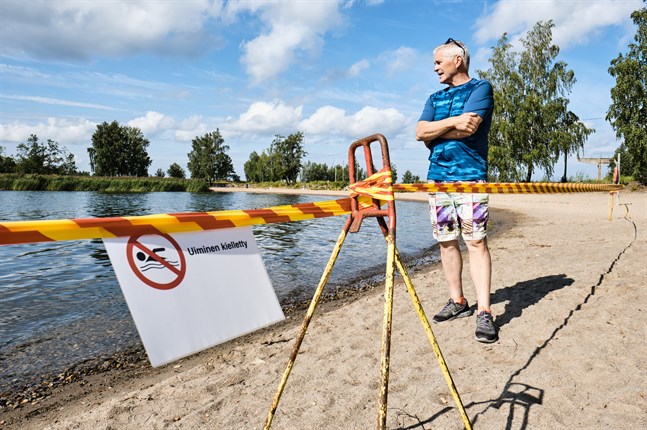 Läkaren Christer Häggqvist är mycket missnöjd med hur myndigheterna har hanterat det senaste avloppsläckaget i Metviken. Bilden är tagen vid Smulterö strand.