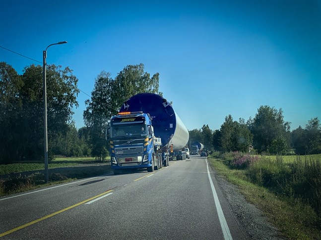 Havator transporterar delar till vindkraftstorn till Storå. Här på Söderfjärdsvägen stannar bilar i väntan på att transporten ska ta sig igenom de snäva kurvorna. Tornens delar är 15–30 meter långa.