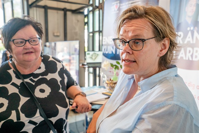 Päivi Stenman (till vänster) och Pia-Maria Sjöström säger att ett läkarutbyte på rent språkliga grunder aldrig diskuterats.