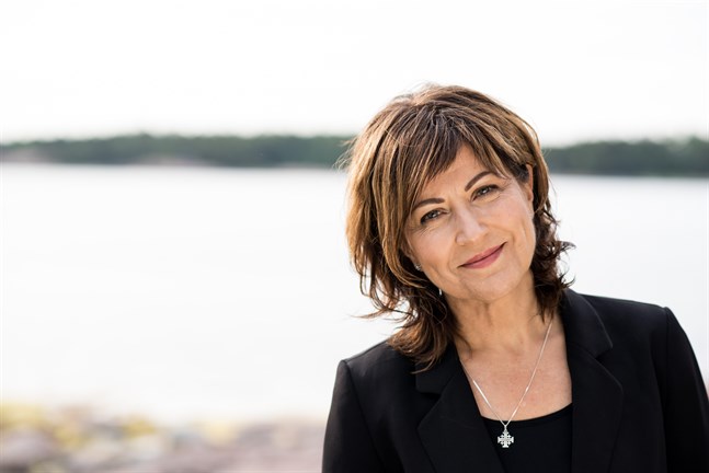 Nina Åström växte upp i Karleby. Numera bor hon i södra Finland.