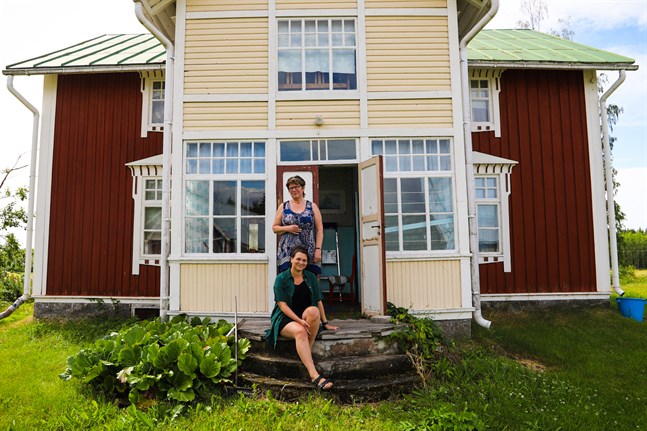 Under somrarna brukar Helena Sten, Johanna Sten och resten av familjen besöka gården.