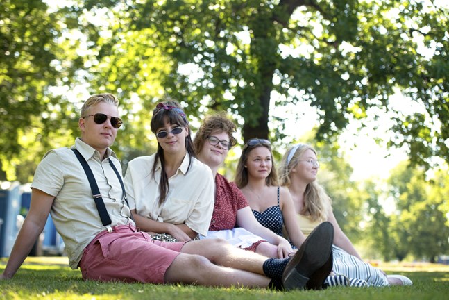 Valter Enlund, Marion Kackur, Edit Kackur, Felicia Nystrand och Hanna Streng njuter av det vackra vädret och 50-tals vibbarna som skolparken bjuder på.