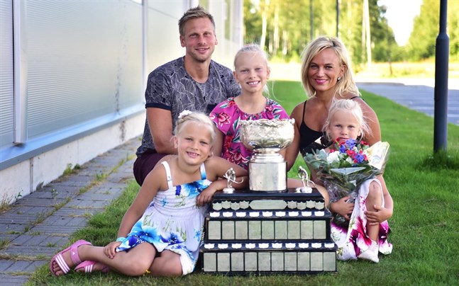 Filip Riska med FM-pokalen tillsammans med frun Sara samt döttrarna Meja, Molly och Milda.
