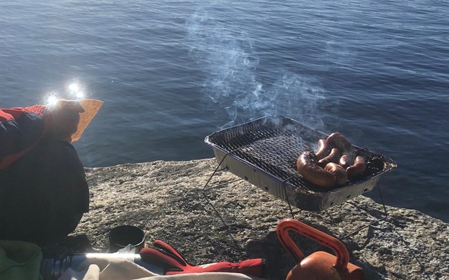 Det viktigaste att tänka på innan man tänder grillen är att se till att det inte är utfärdat några varningar för skogsbrand.
