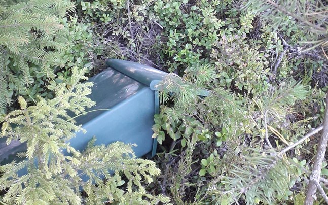 Tre postlådor hittades i skogsbrynet på torsdag morgon. Någon gång under natten har de slitits loss och kastats till skogs. Postlådorna hade inte tagit någon större skada av vandalismen och kunde skruvas upp igen under torsdagen.