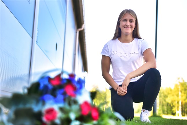 Julia Ahlskog blev dubbel bronsmedaljör med Kärpät och Finlands U18-landslag under den gångna säsongen.
