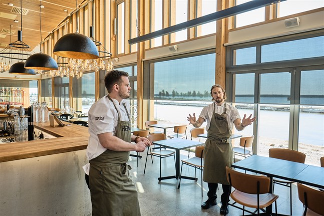 Simon Selin var nära att knipa titeln Årets kock 2020. Han har inte gett upp sin dröm. Till vänster står Mattias Åhman, Årets kock 2017. Selin, Åhman och Michael Björklund är delägare i restaurang Hejm i Vasa.