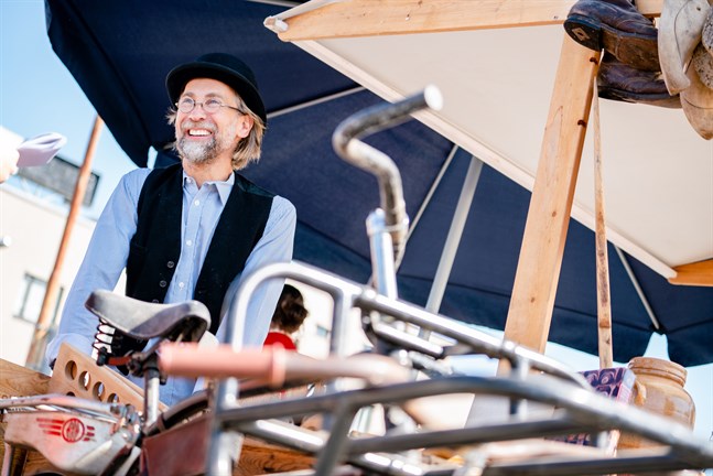 Thomas Palm som står vid sitt stånd på gammaldagstorg.