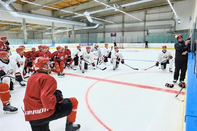 På grund av den pågående ishallsrenoveringen har Sport fått träna på de mindre isarna. "Det är inte ett problem om man inte gör det till ett", säger tränaren Ari-Pekka Pajuluoma.
