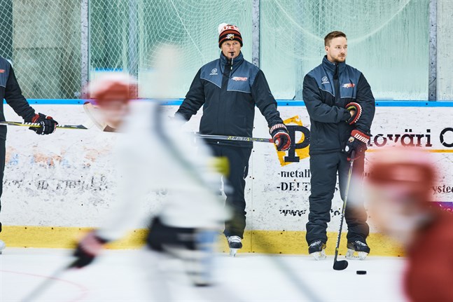 Ari-Pekka Pajuluoma, i mitten, tränar Sport även nästa säsong.