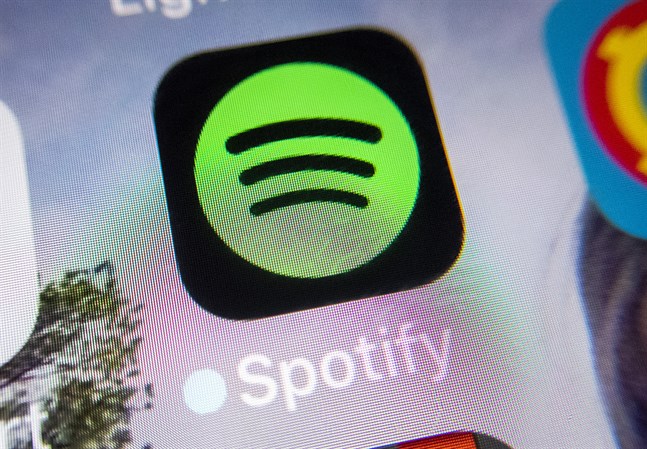 Musikströmningstjänsten Spotifys förlust minskar.