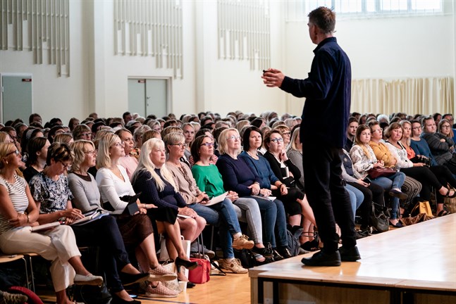 Kring 400 personer från småbarnspedagogiken i regionen var på plats för att lyssna och diskutera lågaffektivt bemötande på fredagens skolningsdag.