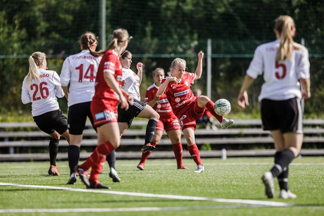 Vilma Rosenström i FC Sport hade en tung dag på fotbollsplanen när laget mötte HPS.