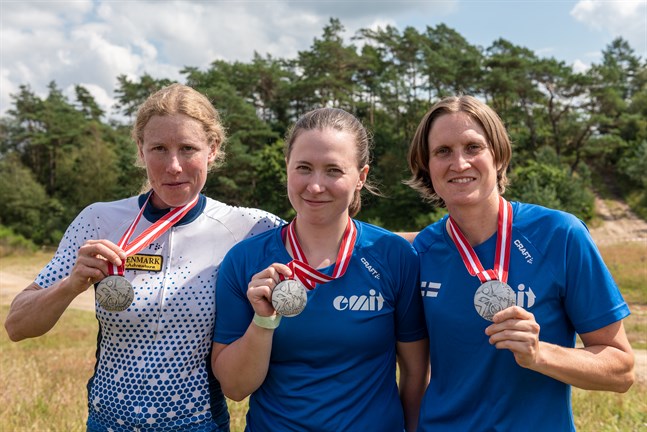 Ruska Saarela (i mitten) tillsammans med Ingrid Stengård och Marika Hara.