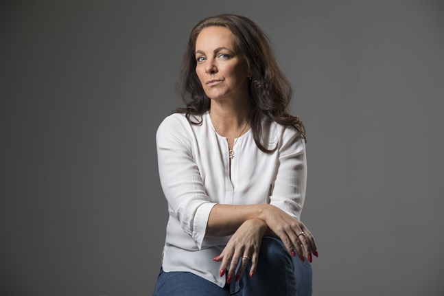 I spänningsromanen "Vargen" berättar Katarina Wennstam om ett samhälle där rättvisan gör skillnad på män och kvinnor.