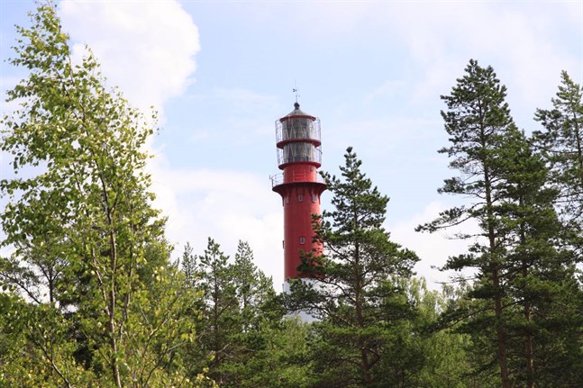 Yttergrunds fyr är landets näst högsta efter Bengtskär och stod färdig 1892 och lyser fortfarande. Den siste fyrmästaren, sjökapten Karl Olavi Melander dog 1953 efter ett fall i fyrtornet. Sedan 1991 drivs fyrljuset med el.