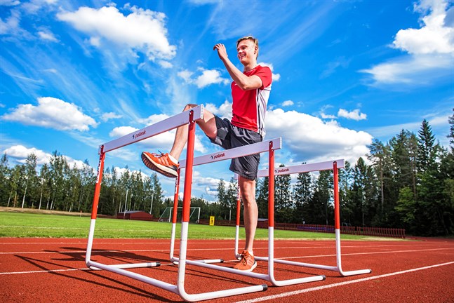 Häcklöparen Fredrik Björkqvist vann 110 meter häck i de nationella skolmästerskapen, men han var också den enda som deltog i klassen.
