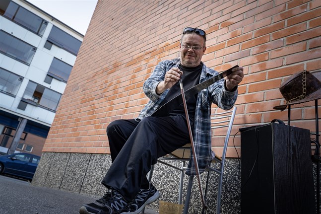 Juha Haapaniemi har lärt sig själv att spela på såg.