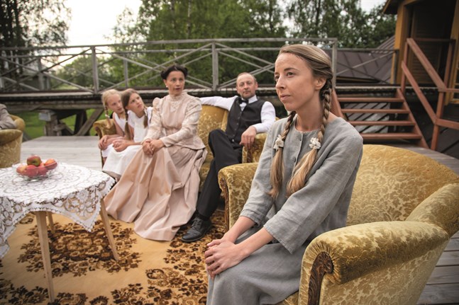 Alexandra Mangs, till höger, var Maria Åkerblom i Oravais Teaters sommarpjäs "Under liten himmel". Här är hon tillsammans med familjen Vartiovaara, med döttrarna som spelas av Alva Svanbäck och Linn Österberg, hustrun Maiju (Pia Simons) och mannen Eino (Roland Engström).