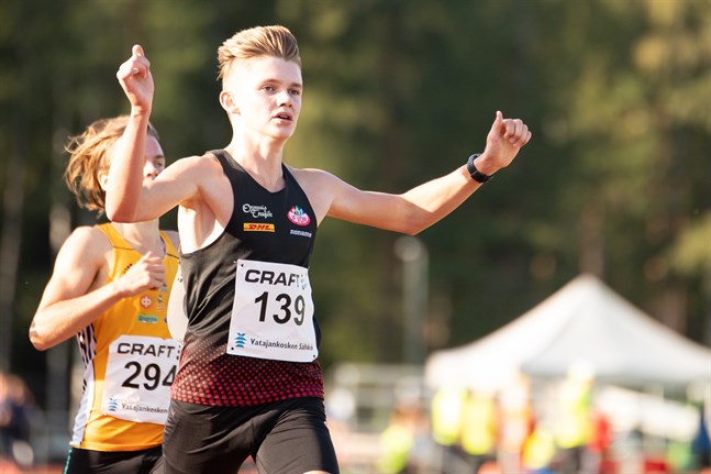 IF VOM:s Leonard Markén överskred mållinjen som förste man i C-heatet på 800 meter vid GP-tävlingen i Esbo på torsdagskvällen.