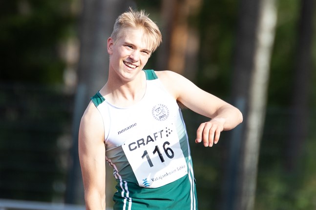 IF Drotts Alexander Björkgren var i rekordtagen i inomhus-FM för juniorer på lördagen.