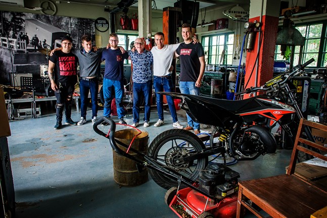 Guns rosor är ett av de yngsta banden inom sin genre i Österbotten. På bild: Einar Holmbäck, Robin Granqvist, Joel Åman, Stig Snickars, Herman Hagnäs och Robin Hagnäs