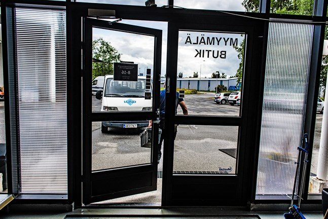 Inom loppet av en månad har tjuvar två gånger tagit sig in genom att krossa glasrutorna vid butikens ingång.