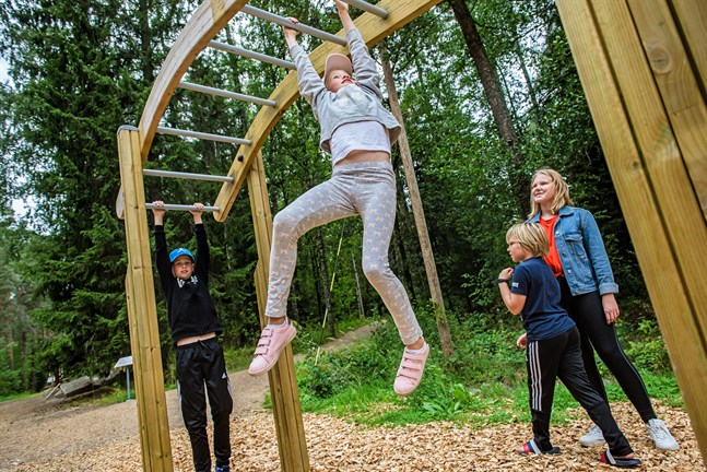 Lowa Häggblom visar hur det ska göras framför sin bror Kasper. Ebba Haga står bredvid med lillasystern Thea.