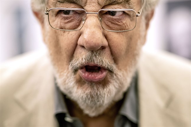 Plácido Domingo tidigare i somras. Arkivbild.