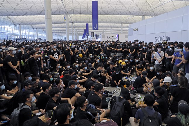 Tusentals demonstranter tog sig in i huvudterminalen vid Hongkongs internationella flygplats på måndagen.