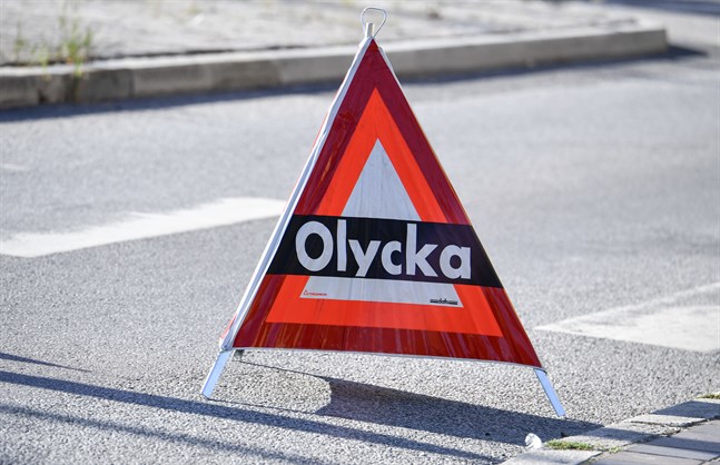 En lastbil har tappat sin last – bestående av sill – norr om Lysekil.