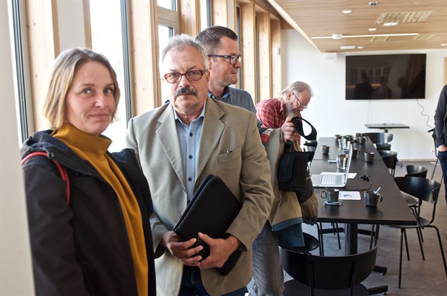 Mila Segervall och Stefan Thölix har vittnat om stor frustration i arbetsgruppen. Bilden tagen under gruppens möte i Vasa.