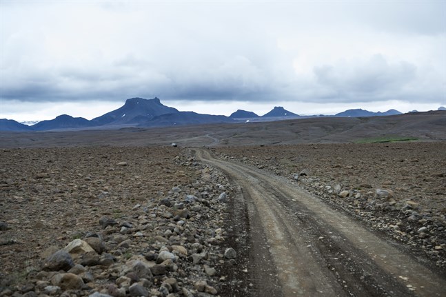 Grusvägen mot Langjökull, ungefär hundra kilometer från Reykjavik, går genom ett öde stenlandskap. Arkivbild.