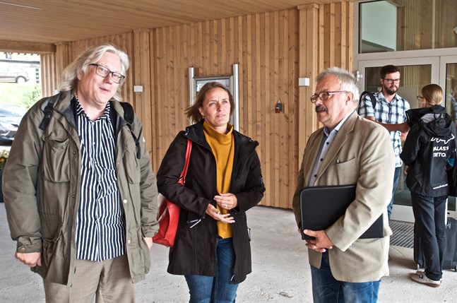 Under presskonferensen kom det tydligt fram att Tapani Veistola har en helt annat syn på skarven och dess skador än Mila Segervall och Stefan Thölix. Bilden tagen strax efteråt.