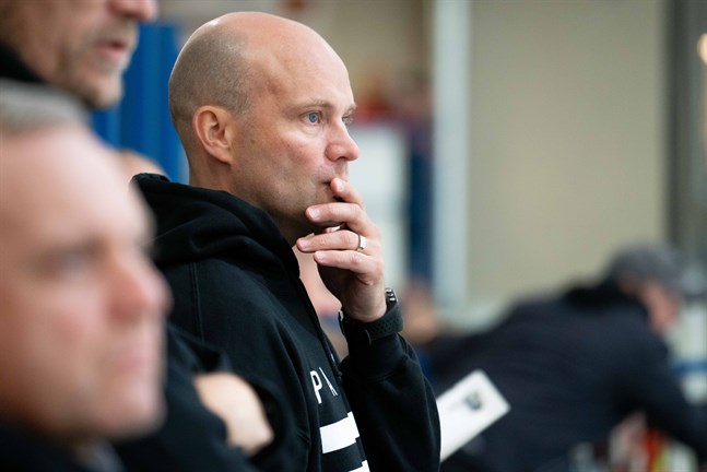 Fredrik Norrena är inte längre målvaktstränare i TPS ligalag utan börjar bygga en ny tränarkarriär via A-juniorerna.