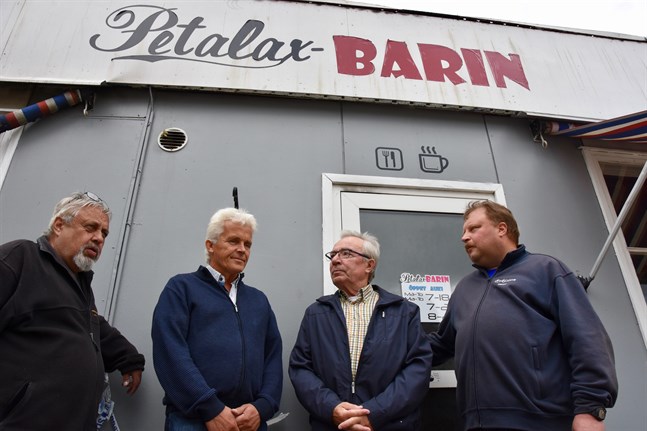 Lars Jokela, Ulf Lidman, Veikko Enberg och Hans Snickars sörjer alla Petalaxbarins öde. De var alla stamkunder och saknar samvaron som fanns där.