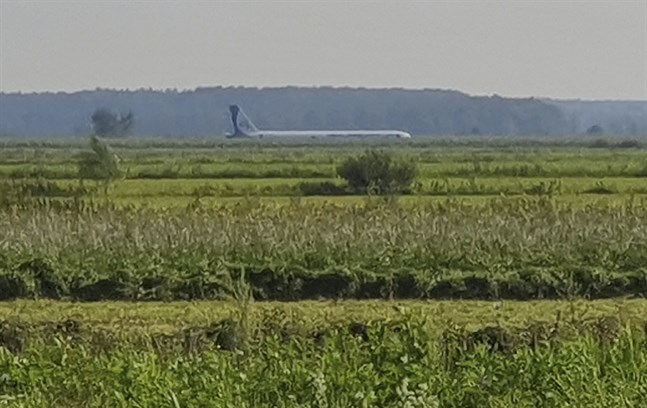 Ett ryskt plan av modellen Airbus A321 efter nödlandningen på ett majsfält utanför Moskva.