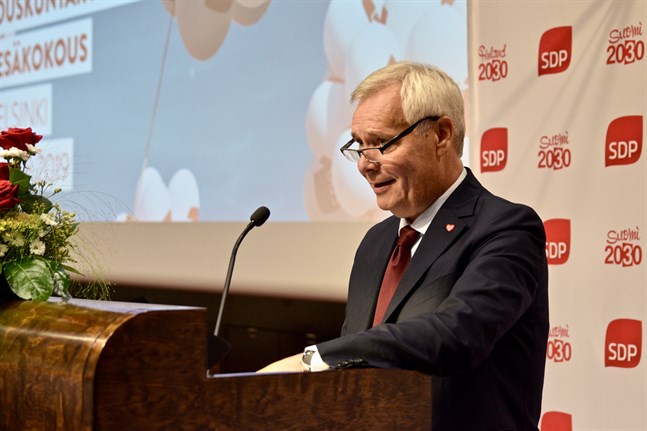 Antalet ministermedarbetare i regeringen har väckt debatt. Enligt statsminister Antti Rinne kommer man att se över antalet medarbetare vid årsskiftet.