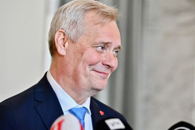 I början av mötet håller statsminister Antti Rinne (SDP) ett tal.