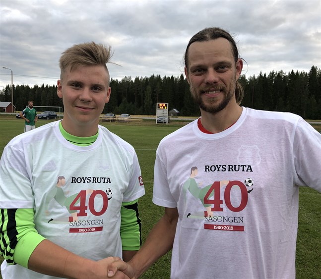 HBK:s målvakt Hugo Holmbäck och IF Standards lagkapten André Nilsson fick var sin Rutan-skjorta efter matchen i Purmo.