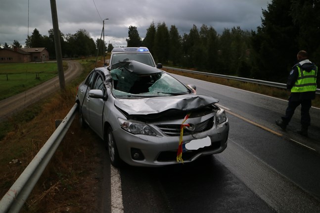 Bilen fick rejäla skador i frampartiet och de två personer som färdades i den skadades och fördes till sjukhus.