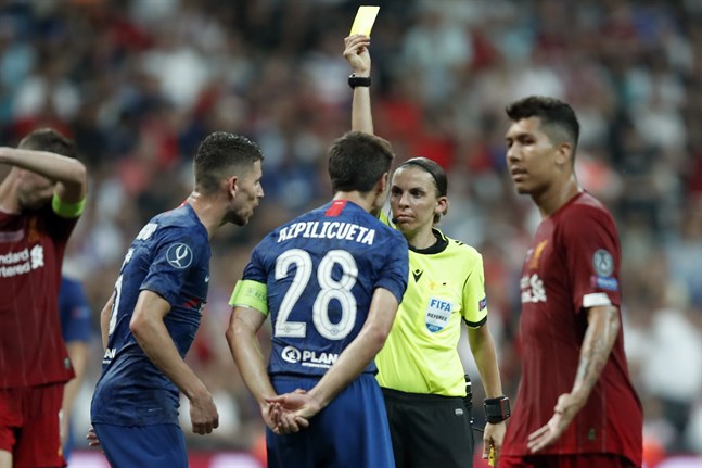 Historiska huvuddomaren Stéphanie Frappart visade bland annat ett gult kort till Chelseas lagkapten César Azpilicueta i supercupfinalen som Liverpool vann efter straffläggning i Istanbul, Turkiet.