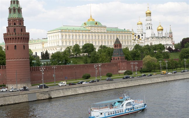 Moskvafloden med Kreml bakom sig.